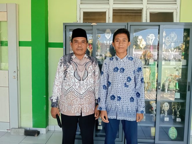 
 Foto : Kepala MTSN 4 Lombok Timur Muslihin bersama Ginanja Malik Ramdhana yang akan menjadi perwakilan NTB ke tingkat Nasional yang akan digelar di Surabaya.