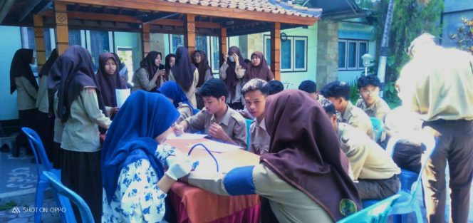 
 Foto : Siswa dan Siswi MAN1 Lombok Timur melakukan donor darah di halaman MAN 1 Lotim 
