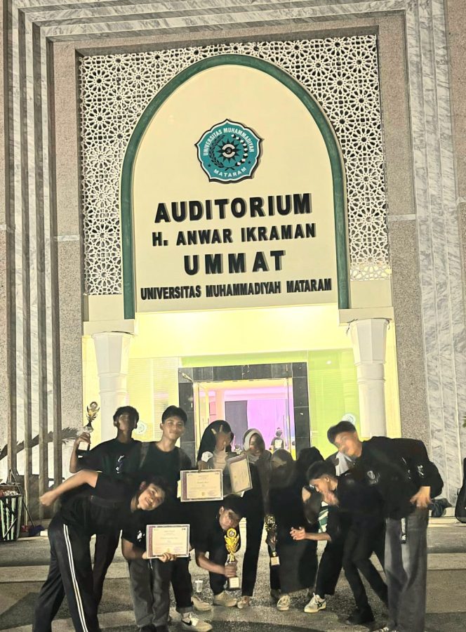 
 Foto : Grup Band Man 1 Lotim Bemborong juara di Universitas Muhammadiyah Mataram yang dilaksanakan pada tanggal 11 sampai dengan tanggal 12 kemarin.