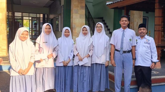
 Lomba Eksperimen Kimia, Siswa MAN 1 Lotim Raih Dua Juara di UNRAM