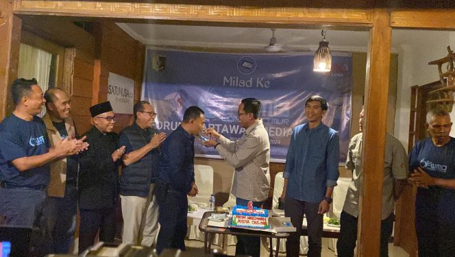 
 Foto : PJ Bupati Lombok Timur H M Juaini Taofik memberikan potongan pertama Kue Ulang Tahun FWMO Ke - 6 ke Ketua FWMO Lombok Timur Syamsul Rizal