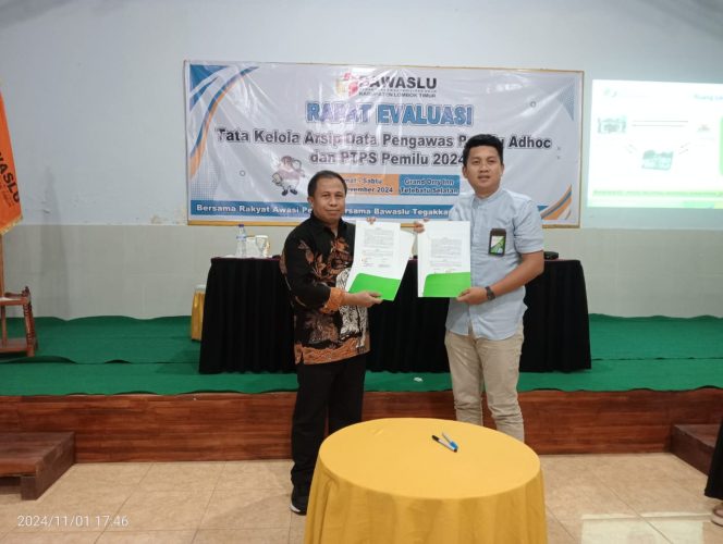 
 Foto : Ketua Bawaslu Lombok Timur Suaidi Mahsun bersama Kepala Cabang Ketenagakerjaan Lombok Timur menandatangani MoU di Hotel Grand Ory Tetep Batu pada hari Jum'at (01/11).