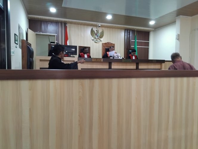 
 Foto : Kepala desa Sukarara Kecamatan Sakra Barat Sudirman menjalani sidang perdana terkait kasus netralitas Kepala Desa di Pengadilan Negeri Lombok Timur 