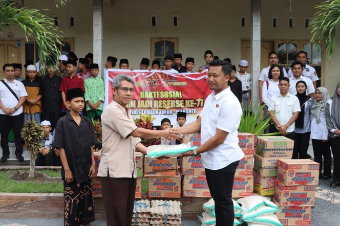 
 Foto : Satuan Reserse Kriminal Polres Lombok Timur melakukan kegiatan bakti sosial kepada sejumlah pantai asuhan di Lotim.