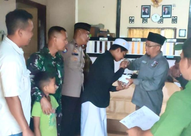 
 Foto : Kepala Desa Denggen memberikan santunan kepada anak yatim