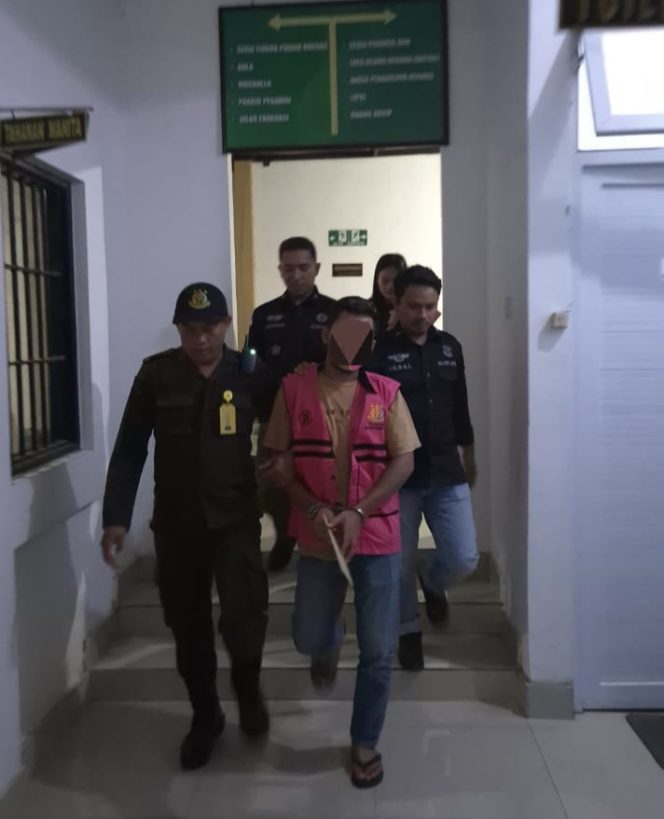 
 Foto : Salah satu tersangka Penyaluran KUR Cabai yang ditetapkan tersangka oleh Kejaksaan Negeri Lombok Timur digiring ke Lapas Selong.
