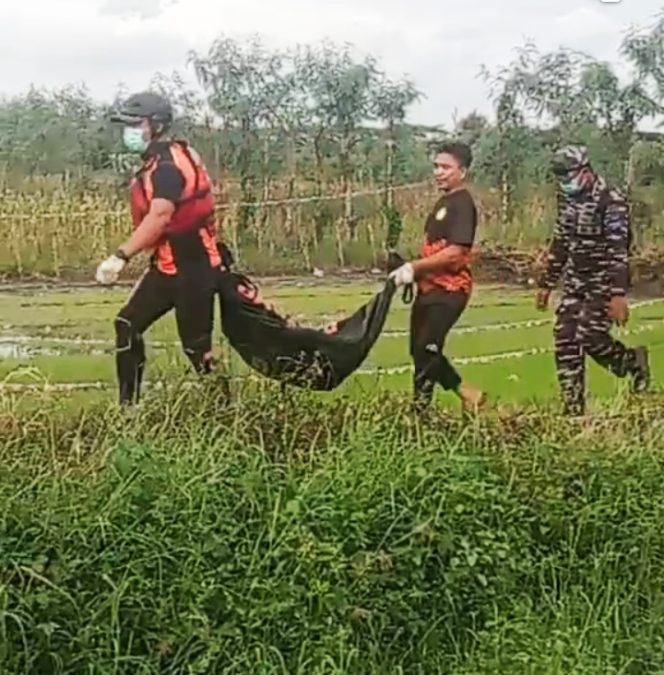 
 Foto : Jenazah bocah 7 tahun yang hanyut akhirnya ditemukan oleh warga sekitar di wilayah sungai yang ada di desa Dane Rase Kecamatan Keruak