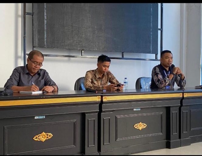 
 Foto : Sopyan Hakim  (Tengah) yang ditunjuk sebagai Direktur PLT PDAM Lombok Timur  Oleh PJ Bupati Lombok Timur.