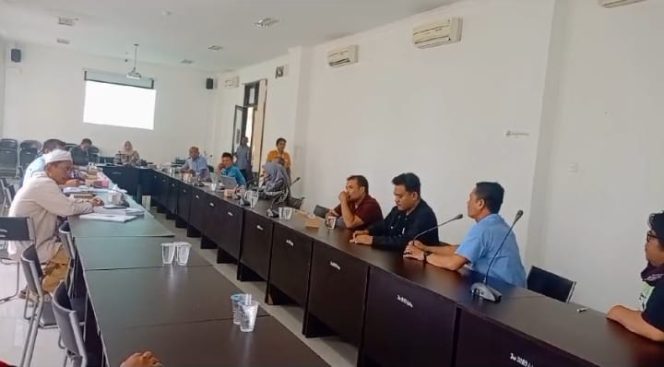 
 Foto : Sejumlah Aktivis di Kabupaten Lombok Timur mendatangi Kantor Dinas Pertanian dan Kantor DPRD Lombok Timur menanyakan terkait kelangkaan pupuk dan harga yang tidak sesuai dengan HET.