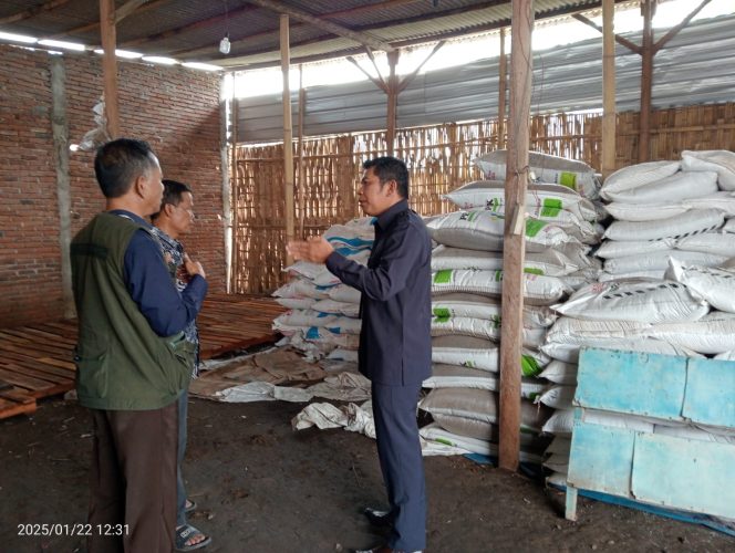 
 Foto : Anggota DPRD Lombok Timur Ahyar Rosidi yang melakukan sidak bersama Komisi 4 DPRD Lombok Timur di salah satu pengecer di wilayah Sakra barat pada hari Rabu (22/01).