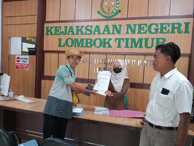 
 Foto : Masyarakat Desa Sikur Barat Kecamatan Sikur Kabupaten Lombok Timur melaporkan kepala desanya yang diduga menyelewengkan Dana Desa.