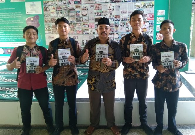 
 MAN 1 Lotim Berhasil Terbitkan Buku Ke-17 Dengan Judul” Reportase Prestasi MAN 1 Lotim”