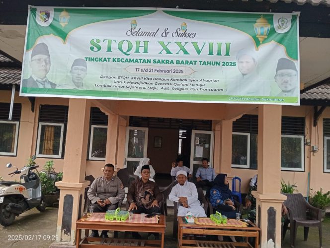 
 Foto : Camat Sakra Barat Kamaludin beserta Ketua Panitia Penyelenggara STQH TGH Ruslan Gunawan Saat menyambut peserta Pawai dalam ajang Pembukaan STQH yang Ke - XXVIII pada hari Senin (17/02).