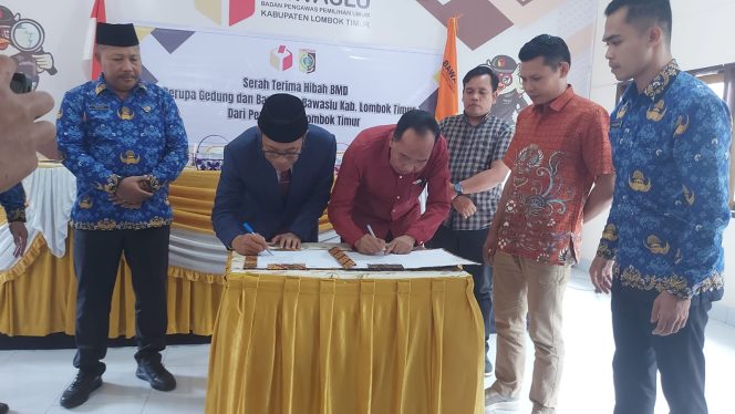 
 Foto : Penjabar Bupati H M Juaini Taofik dan Kepala Sekretariat Bawaslu Prov NTB Lalu Ahmad Yani menandatangani hibah Pemda Lotim yang disaksikan Kordiv SDM Kasmayadi dan Kordiv Penyelesaian Sengketa Samsul Hadi dan perwakilan BPKAD serta Kesbangpoldagri Lotim