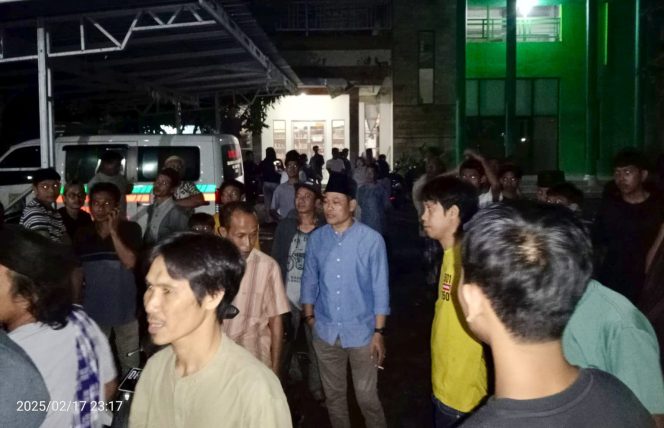 
 Foto : Foto : Kepala Desa Rensing Raya Munawir Haris dikepung Ratusan Masyarakat meminta untuk semua kunci Kendaraan Mobil Sampah Dan Ambulance diserahkan. Selain kunci, warga juga meminta data penggunaan Dana Desa Selama Menjabat