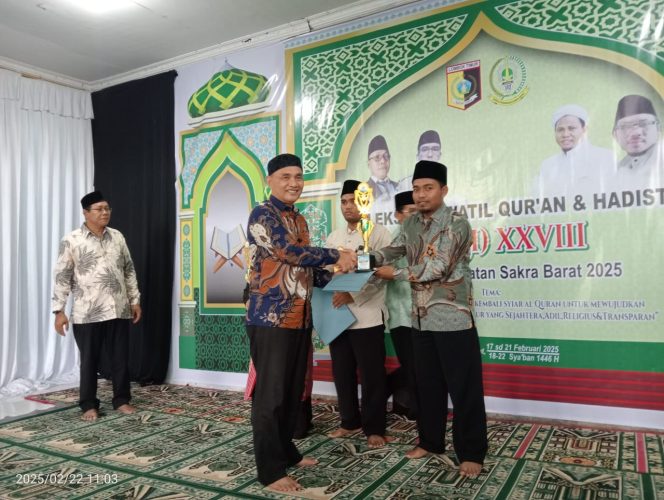 
 Foto : Kepala Sekolah SDI NW Lingkok Lalem Menerima hadiah dari Ketua LPTQ Kabupaten pada acara penutupan STQH XXVIII Kecamatan Sakra Barat