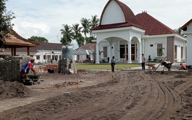 
 Foto : Inilah kondisi Pendopo 2 Kabupaten Lombok Timur yang masih dikerjakan oleh kontraktor.