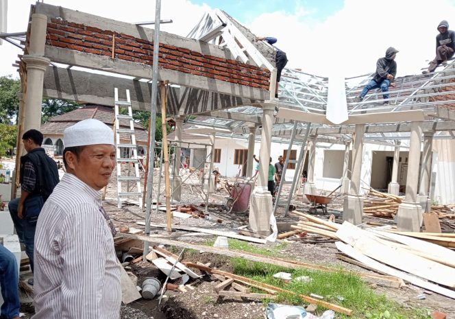 
 Foto : Anggota DPRD Lombok Timur H Lalu Hasan Rahman meninjua pembangunan Pendopo Dua Lombok Timur Senin ( 24/02).