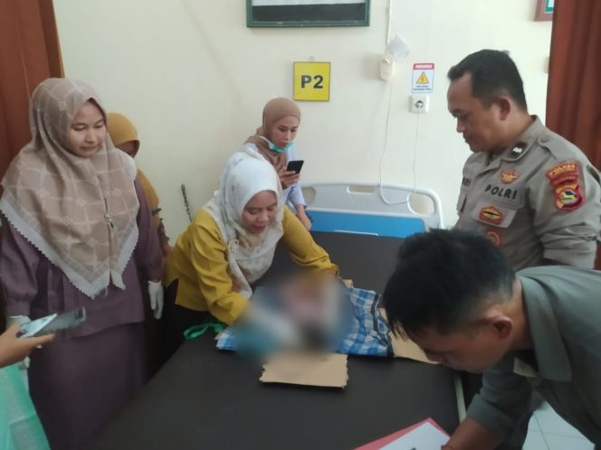 
 Foto : Kapolsek Sukamulia Melakukan pemeriksaan terhadap mayat bayi yang ditemukan oleh warga dalam keadaan meningal
