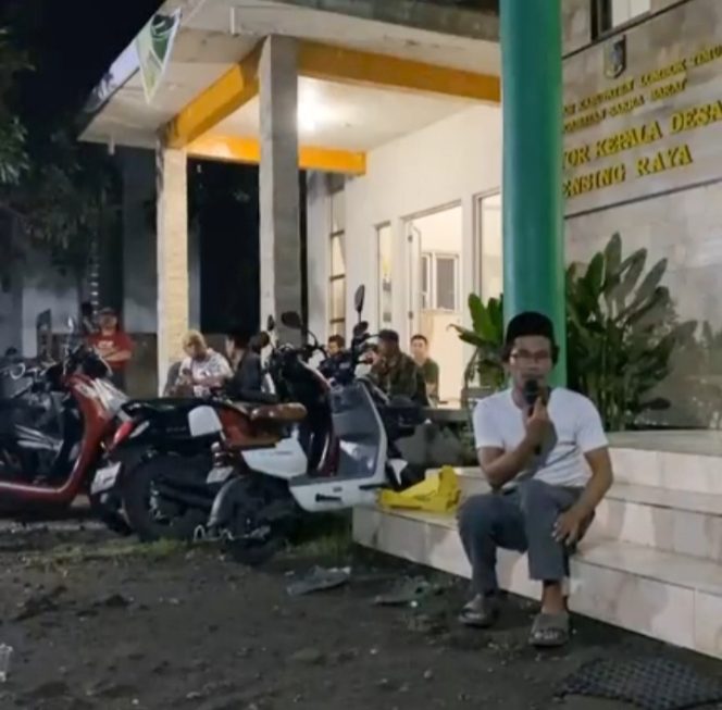 
 Foto : Oknum yang mengaku Kabiro KPK saat duduk di kantor Desa Rensing Raya 