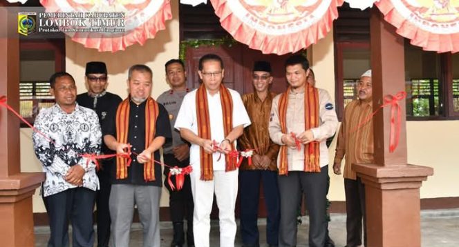 
 Foto : Wakil Bupati Lombok Timur H Edwin Hadiwijaya Meresmikan Gedung SDN 1 Pringgajurang Utara Kecamatan Montong Gading
