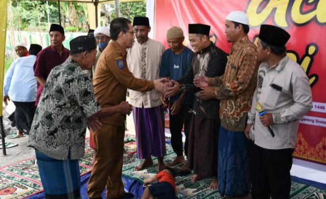 
 Foto : Wakil Bupati Lombok Timur menghadiri Roah 1001 Tebolak di wilayah Desa Gelanggang Kecamatan Sakra Timur ( 24/02).