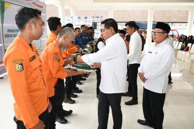 
 Jadi Garda Terdepan, Petugas Damkar Terima Zakat