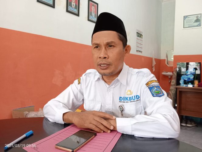 
 Foto: Kepala Sekolah SMKN 1 Keruak Royani Jauhari