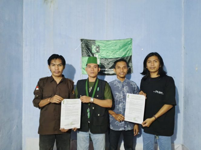 
 Foto : Pengurus HMI MPO Poto bersama sedang memperlihatkan dokumen laporan kepada PPATK, BPKP dan Polda NTB terhadap proyek PLUT