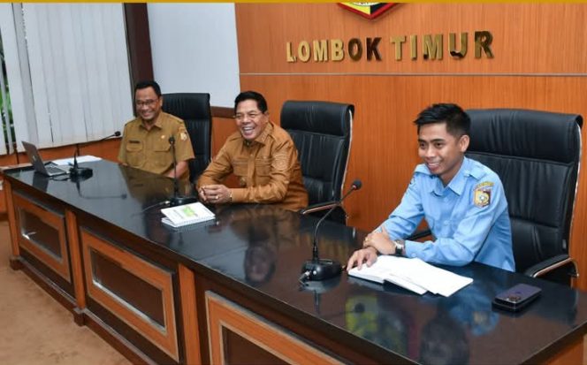 
 Foto : Bupati Lombok Timur H Haerul Warisin didampingi Kepala Dinas PUPR dan PLT Dirut PDAM Lombok Timur 