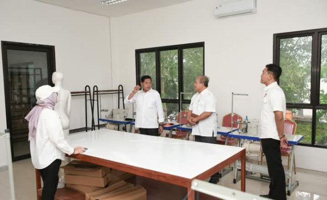 
 Foto : Bupati Lombok Timur H Haerul Warisin melakukan sidak pada hari Rabu (19/03).