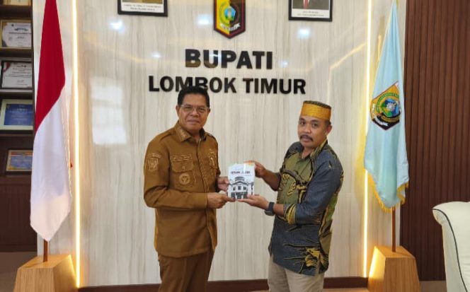 
 Foto : Bupati Lombok Timur H Haerul Warisin Bersama Kepala Madrasah Aliyah Negeri 1 Lombok Timur M Nurul Wathoni