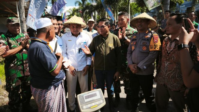 
 Foto : Bupati Lombok Timur H Haerul Warisin menyapa Petani di wilayah Kecamatan Wanasaba pada hari Senin ( 07/04)