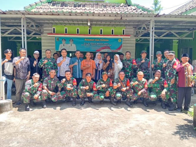
 Foto : Pimpinan Cabang Bulog Lombok Timur l, PLT Camat Keruak, Danramil Keruak, PPL Kecamatan Keruak melakukan foto bersama usai sosialisasi terkait penjualan gabah di kantor UPPT pertanian Kamis (10/04)
