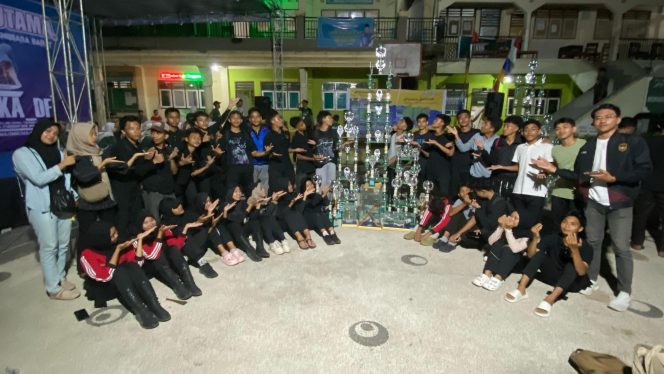 
 Foto : Dua tim paskib MAN 1 Lombok Timur sukses meraih juara umum pada lomba Paskib Se - NTB pada kejuaraan Paskib Pusaka DF1 yang digelar pada hari Ahad 13 April 2025