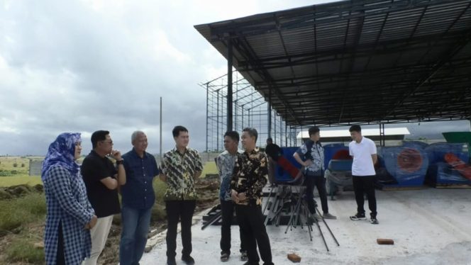 
 Foto : Bupati Lombok Timur H Haerul Warisin mengunjungi pabrik Porang yang ada di wilayah Pringgebaya pada hari Minggu ( 20/04).