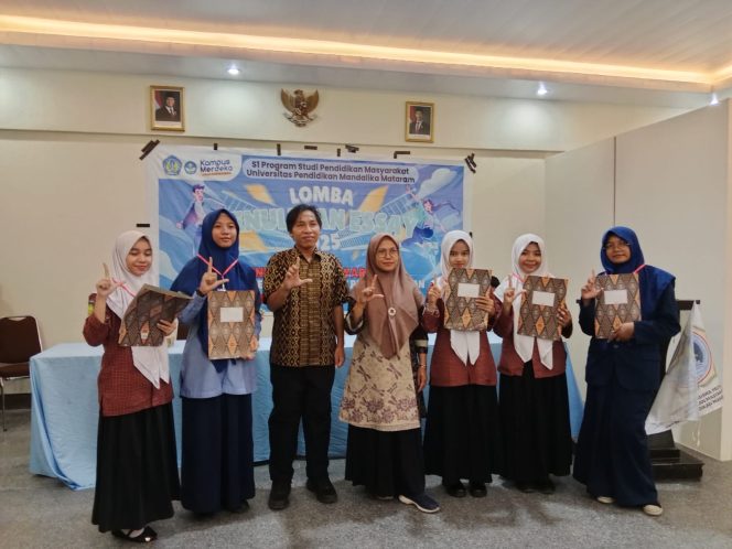
 Foto : Siswa MAN 1 Lotim yang berhasil meraih juara KIR di UNDIKMA Mataram