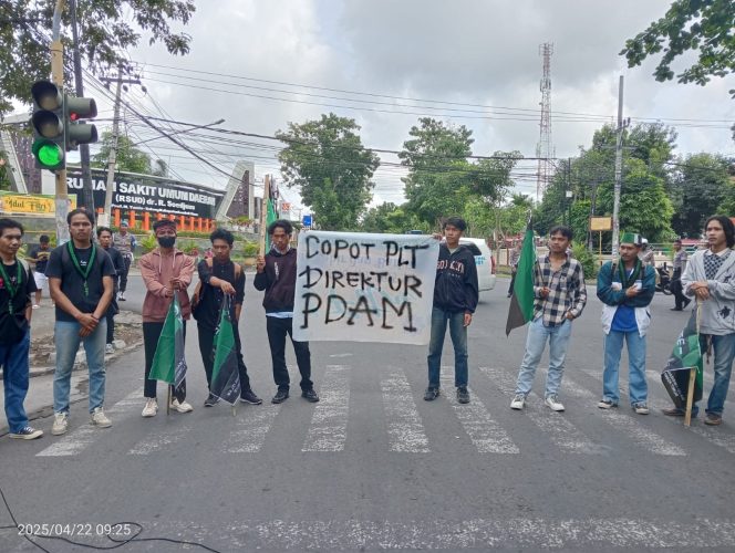 
 Foto: Himpunan Mahasiswa Indonesia (HMI) menggelar aksi pada hari Selasa (22/04) meminta PLT Dirut PDAM di Copot