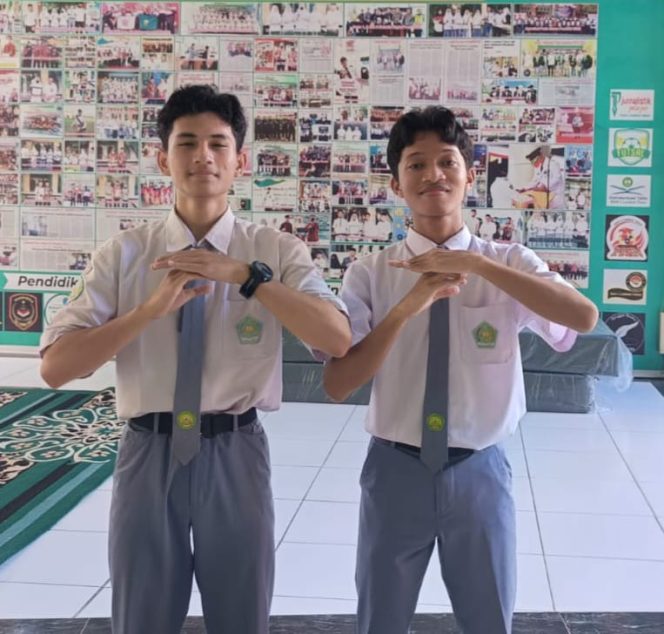 
 Foto : Tim Siswa Man 1 Lombok Timur Fadhil Abiyyu XI IPA 5, Ahmad Giroh Al Haroki XI IPS4 berhasil melaju ke Final Robotik di ITB Bogor Jawa Barat