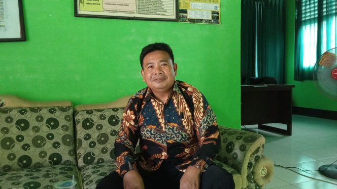 
 Foto : Sahman (Kepala Sekolah SMPN 2 Sakra Barat)