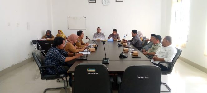 
 Foto : rapat Komisi III DPRD Kabupaten Lotim pada Senin (24/4/2025), yang menghadirkan Kepala Bagian (Kabag) Hukum dan Kabag Ekonomi Setda Lotim terkait penghapusan tunggakan PDAM