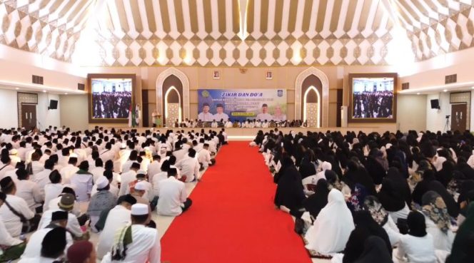 
 Dibanjiri Ribuan Orang, Pemprov dan Kanwil Kemenag NTB Gelar Doa Bersama Sukseskan Haji
