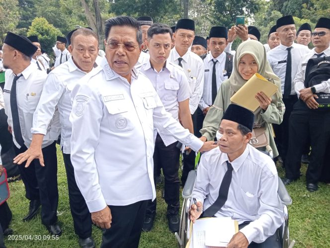 
 Foto : Bupati Lombok Timur H Haerul Warisin menemui PPPK yang sakit pada saat pembangian SK di halaman kantor bupati Lombok Timur Rabu (30/04)