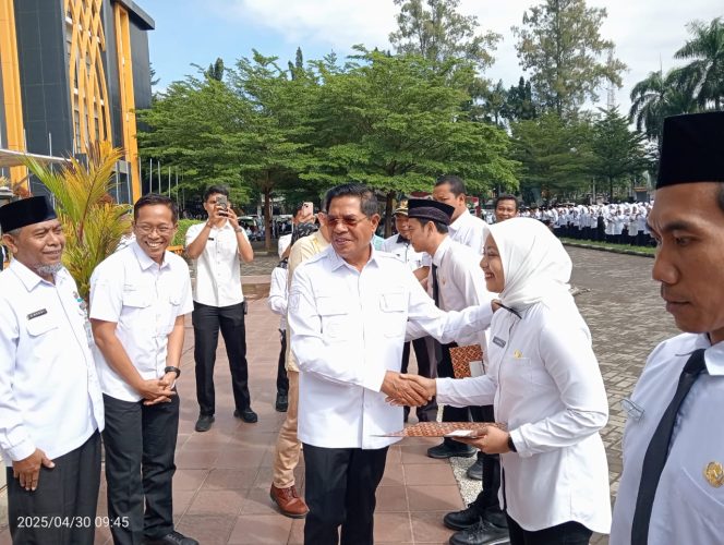
 Foto : Kegiatan penyerahan SK P3K tenaga guru, kesehatan, dan teknis secara simbolis dilakukan oleh Bupati didampingi oleh Kepala Kantor Regional 10 BKN Denpasar, Sekretaris Daerah, dan Kepala BKPSDM.
