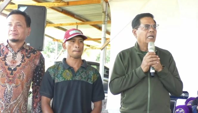 
 Foto : Bupati Lombok Timur H Haerul Warisin yang didampingi PLT kepala Dinas Pertanian Lalu Kasturi memberikan bantuan berupa Pupuk NPK Phonska kepada kelompok tani Lauk Untas, Desa Wanasaba,kecamatan Wanasaba Lombok Timur Senin (07/04) 