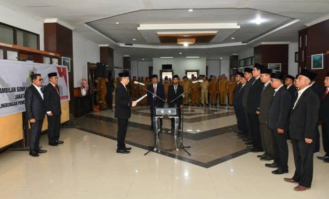 
 Foto : Wakil Bupati Lombok Timur melantik 13 Pejabat struktural pada hari Senin (28/04) di kantor bupati Lombok Timur.
