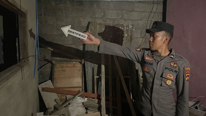 
 Foto : Anggota Kepolisian Sektor Keruak menunjukkan lokasi kejadian tempat korban bunuh diri
