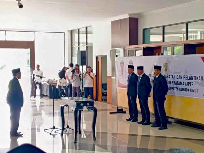 
 Foto : Bupati Lombok Timur H Haerul Warisin didampingi Wakil Bupati Lombok Timur H Moh Edwin Hadiwijaya melakukan pelantikan ke DR Mugni sebagai kepala Arpusda