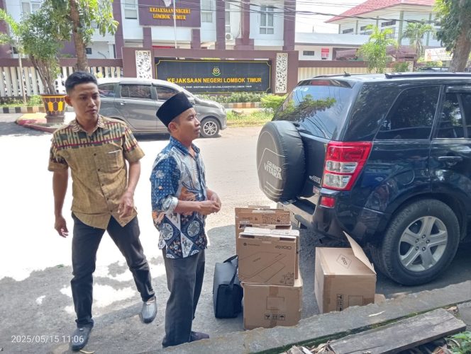
 Foto : Salah satu kepala sekolah asal kecamatan labuhan haji diperiksa sebagai saksi kasus Chromebook pada Dinas pendidikan dan Kebudayaan Lombok Timur pada hari kamis (15/05).