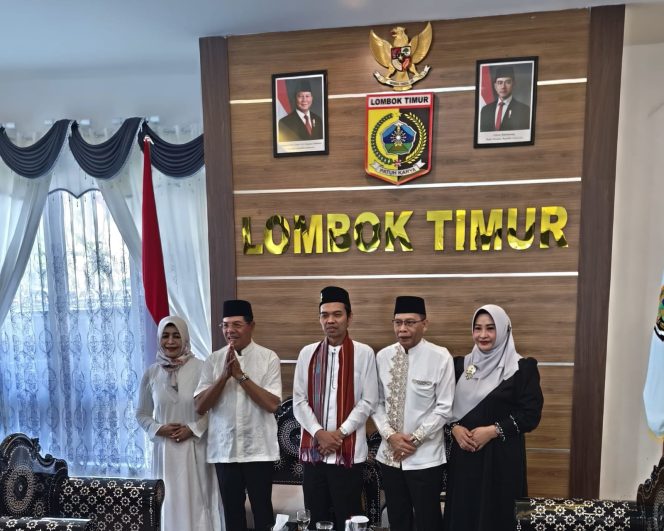 
 Foto : Bupati Lombok Timur H Haerul Warisin didamping Wakil Bupati Lombok Timur H Edwin  Hadiwijaya bersama Ustadz Abdul Somad saat menghadiri Tabligh Akbar di Masjid Agung Al Mujahidin Selong Sabtu (24/05)